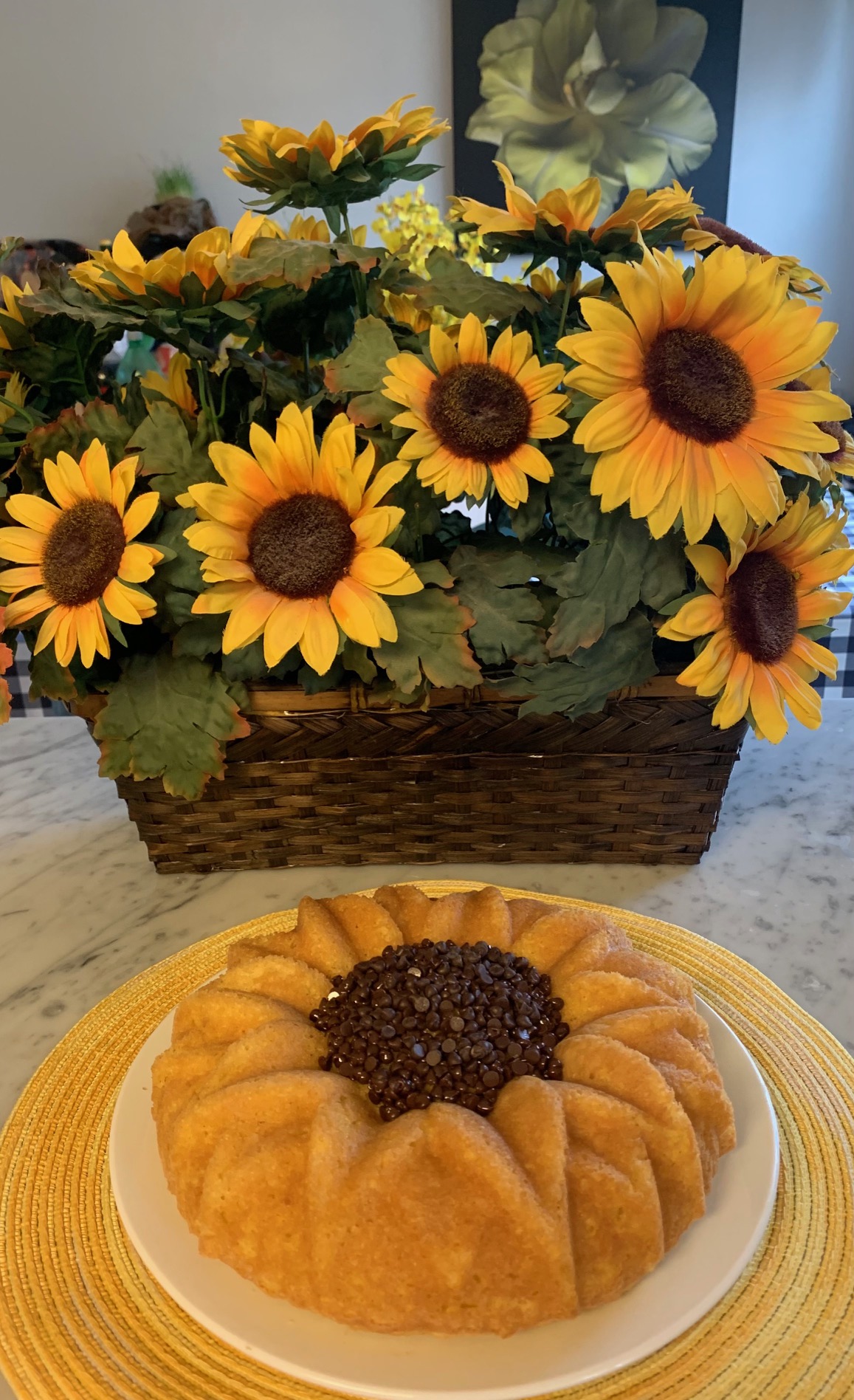 https://diabeticpastrychef.com/wp-content/uploads/2022/04/IMG_1373-large-sunflower-cake.jpg